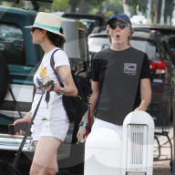 EXKLUSIV - Paul McCartney und Nancy Shevell führen ihre Hunde Gassi in den Hamptons