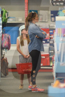 PEOPLE - Jennifer Garner bummelt mit den Kids in Brentwood