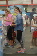 PEOPLE - Jennifer Garner bummelt mit den Kids in Brentwood