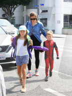 PEOPLE - Jennifer Garner bummelt mit den Kids in Brentwood