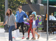 PEOPLE - Jennifer Garner bummelt mit den Kids in Brentwood