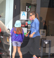 PEOPLE - Jennifer Garner bummelt mit den Kids in Brentwood