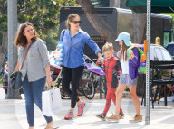 PEOPLE - Jennifer Garner bummelt mit den Kids in Brentwood