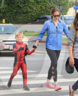 PEOPLE - Jennifer Garner bummelt mit den Kids in Brentwood