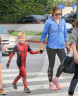 PEOPLE - Jennifer Garner bummelt mit den Kids in Brentwood