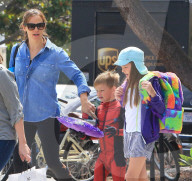 PEOPLE - Jennifer Garner bummelt mit den Kids in Brentwood