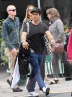 EXKLUSIV - Spencer Matthews schleppt sein Golf Equipment durch London