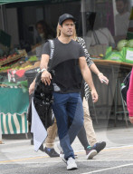 EXKLUSIV - Spencer Matthews schleppt sein Golf Equipment durch London