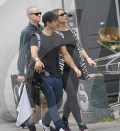 EXKLUSIV - Spencer Matthews schleppt sein Golf Equipment durch London