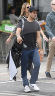 EXKLUSIV - Spencer Matthews schleppt sein Golf Equipment durch London