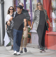 EXKLUSIV - Spencer Matthews schleppt sein Golf Equipment durch London