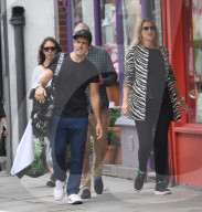 EXKLUSIV - Spencer Matthews schleppt sein Golf Equipment durch London