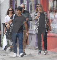 EXKLUSIV - Spencer Matthews schleppt sein Golf Equipment durch London