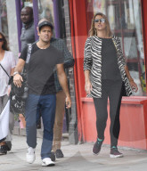 EXKLUSIV - Spencer Matthews schleppt sein Golf Equipment durch London