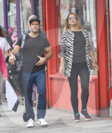 EXKLUSIV - Spencer Matthews schleppt sein Golf Equipment durch London