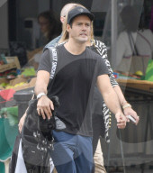 EXKLUSIV - Spencer Matthews schleppt sein Golf Equipment durch London