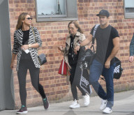EXKLUSIV - Spencer Matthews schleppt sein Golf Equipment durch London