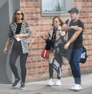 EXKLUSIV - Spencer Matthews schleppt sein Golf Equipment durch London
