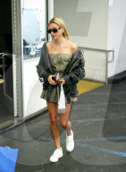 PEOPLE - Hailey Baldwin in Beverly Hills unterwegs