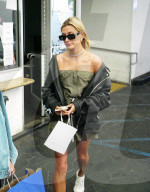 PEOPLE - Hailey Baldwin in Beverly Hills unterwegs