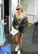 PEOPLE - Hailey Baldwin in Beverly Hills unterwegs