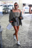 PEOPLE - Hailey Baldwin in Beverly Hills unterwegs