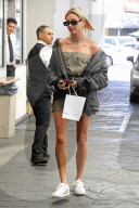PEOPLE - Hailey Baldwin in Beverly Hills unterwegs