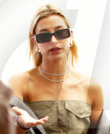 PEOPLE - Hailey Baldwin in Beverly Hills unterwegs