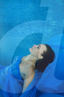 FEATURE - Schwangere posiert unter Wasser im Pool