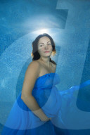 FEATURE - Schwangere posiert unter Wasser im Pool