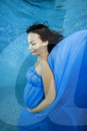 FEATURE - Schwangere posiert unter Wasser im Pool