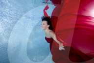 FEATURE - Schwangere posiert unter Wasser im Pool