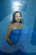 FEATURE - Schwangere posiert unter Wasser im Pool