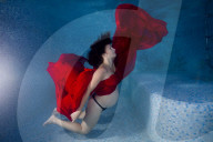 FEATURE - Schwangere posiert unter Wasser im Pool