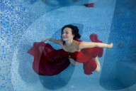 FEATURE - Schwangere posiert unter Wasser im Pool