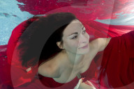FEATURE - Schwangere posiert unter Wasser im Pool