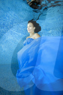 FEATURE - Schwangere posiert unter Wasser im Pool