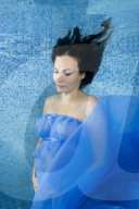 FEATURE - Schwangere posiert unter Wasser im Pool