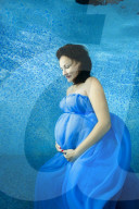 FEATURE - Schwangere posiert unter Wasser im Pool