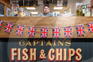FEATURE - Zwei Brüder konkurrieren mit ihren Fish & Chips Läden in derselben Stadt um den Gastronomiepreis