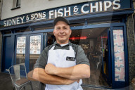FEATURE - Zwei Brüder konkurrieren mit ihren Fish & Chips Läden in derselben Stadt um den Gastronomiepreis