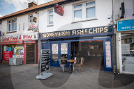 FEATURE - Zwei Brüder konkurrieren mit ihren Fish & Chips Läden in derselben Stadt um den Gastronomiepreis