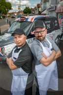 FEATURE - Zwei Brüder konkurrieren mit ihren Fish & Chips Läden in derselben Stadt um den Gastronomiepreis