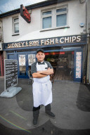 FEATURE - Zwei Brüder konkurrieren mit ihren Fish & Chips Läden in derselben Stadt um den Gastronomiepreis