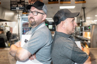FEATURE - Zwei Brüder konkurrieren mit ihren Fish & Chips Läden in derselben Stadt um den Gastronomiepreis