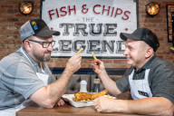 FEATURE - Zwei Brüder konkurrieren mit ihren Fish & Chips Läden in derselben Stadt um den Gastronomiepreis