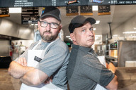 FEATURE - Zwei Brüder konkurrieren mit ihren Fish & Chips Läden in derselben Stadt um den Gastronomiepreis