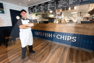 FEATURE - Zwei Brüder konkurrieren mit ihren Fish & Chips Läden in derselben Stadt um den Gastronomiepreis