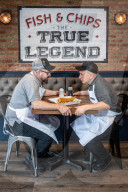 FEATURE - Zwei Brüder konkurrieren mit ihren Fish & Chips Läden in derselben Stadt um den Gastronomiepreis