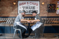 FEATURE - Zwei Brüder konkurrieren mit ihren Fish & Chips Läden in derselben Stadt um den Gastronomiepreis